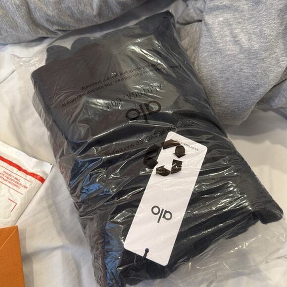 NWT Alo Yoga size S Triumph Restore black hoodie - Picture 12 of 12